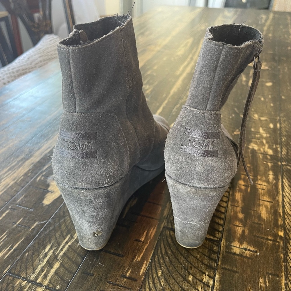 TOMS π Suede Grey Zipper Tassel Wedge Heel Boots - Size 7.5 - Picture 10 of 12